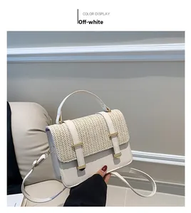Détail du sac à bandoulière en paille et cuir crème avec boucle métallique