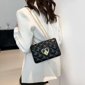 Sac bandoulière matelassé noir chic avec fermoir cœur doré et bandoulière chaîne