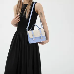 Sac bandoulière tendance en cuir bleu clair et paille tressée avec boucle dorée