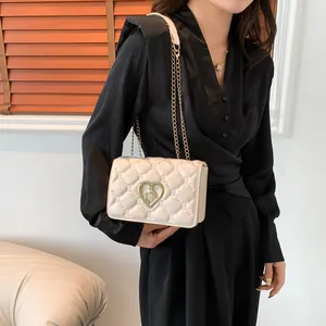 Sac à bandoulière matelassé beige chic avec fermoir cœur doré et chaîne