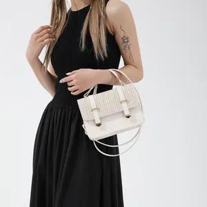 Sac à bandoulière blanc pour femme avec rabat tissé et détails dorés élégants