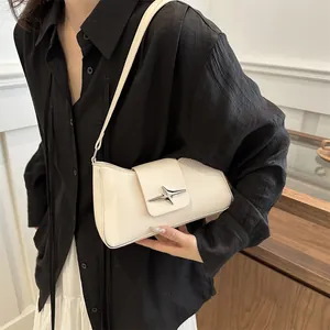 Sac baguette minimaliste blanc crème avec fermoir étoile en argent et similicuir lisse