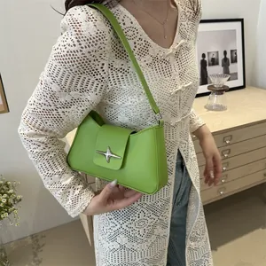 Sac baguette vert herbe avec boucle étoile argentée et finition en cuir PU élégant