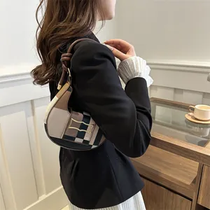 Klassische Schultertasche mit Karomuster und Lederriemen mit goldenem Verschluss