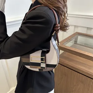 Retro-Schultertasche mit Karomuster, goldenem Verschluss und geknotetem Lederriemen