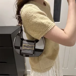 Retro-Schultertasche mit Karomuster, Goldverschluss und braunem Ledergriff mit Knoten