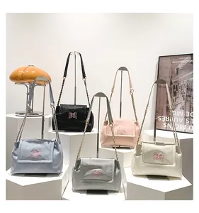 Série de cinq sacs à bandoulière élégants avec broderie de papillon et bandoulière chaîne