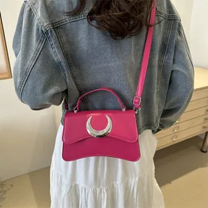Petit sac carré rose vif avec boucle en croissant d'argent et texture cuir litchi