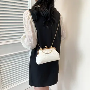 Sac à main élégant en jacquard blanc perle avec fermoir rétro et bandoulière chaîne dorée