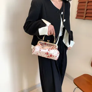 Sac style chinois élégant avec broderie de fleurs de prunier et chaîne dorée