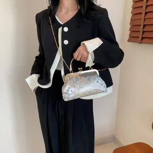 Sac coque de style chinois avec broderie florale et poignée en métal doré et bandoulière