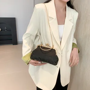 Sac à main vintage en jacquard floral noir avec fermoir à baiser et chaîne dorée