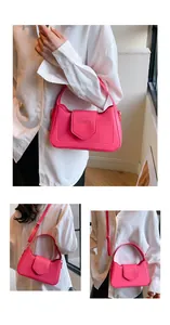 Détails du sac bandoulière en PU magenta avec lettrage FASHION doré et rabat à fermoir magnétique