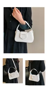 Démonstration de portage du sac bandoulière blanc minimaliste avec imprimé fashion chic