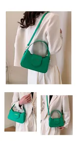 Vue détaillée du sac bandoulière en cuir PU vert avec texte doré et sangles polyvalentes