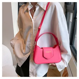 Vue détaillée du sac bandoulière en cuir PU rose avec lettrage FASHION doré sur le rabat