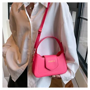 Détail du sac bandoulière en cuir PU rose vif avec lettrage FASHION doré