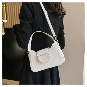 Gros plan du sac à rabat en cuir PU blanc avec lettrage FASHION doré et boucle élégante