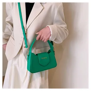 Vue détaillée du sac bandoulière en PU vert citron avec ferrures dorées et logo