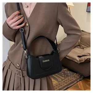 Détail d'un sac à bandoulière en cuir PU noir avec une sangle réglable et amovible