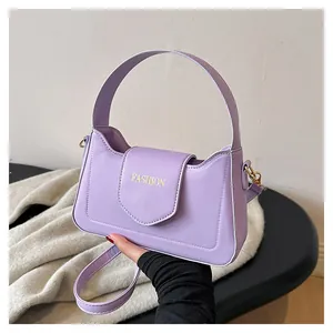 Détail du sac carré en cuir PU lilas avec texte fashion et poignée robuste