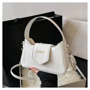 Détail du sac bandoulière blanc en cuir PU avec lettrage Fashion doré et finitions métal