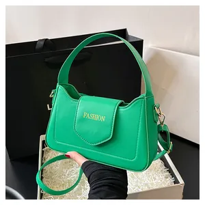 Vue détaillée du sac bandoulière vert vif en cuir PU avec lettrage Fashion doré