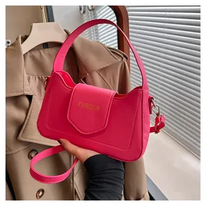 Détail du sac à rabat en cuir PU rose avec texte FASHION doré et bandoulière réglable
