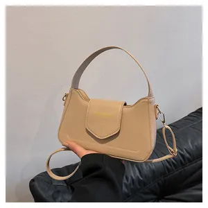 Détail du sac à main beige en similicuir avec texte doré Fashion et bandoulière réglable