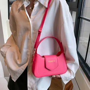 Sac bandoulière rose fuchsia en similicuir avec détails dorés et texte fashion