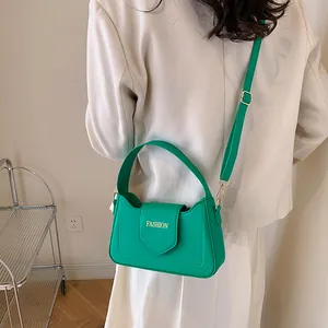 Sac à bandoulière en similicuir vert vif avec texte FASHION doré et sangle réglable