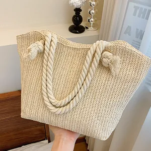Grand sac fourre-tout en paille tissée beige avec poignées en corde de coton pour l'été