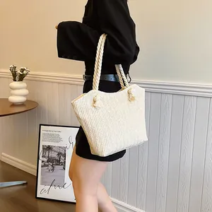 Sac fourre-tout minimaliste en paille tissée avec poignées en corde pour la plage