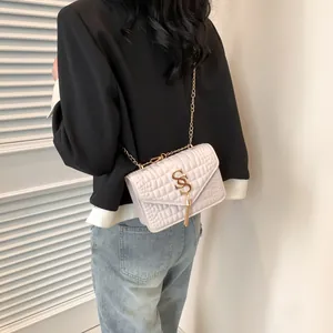 Sac bandoulière chic crème motif crocodile avec chaîne dorée et fermoir à gland