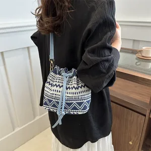 Borsa a secchiello etnica con coulisse e motivi geometrici blu e bianchi da donna