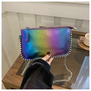 Holografische Umhängetasche mit schillerndem Effekt, Silberperlenrand und Metallkette