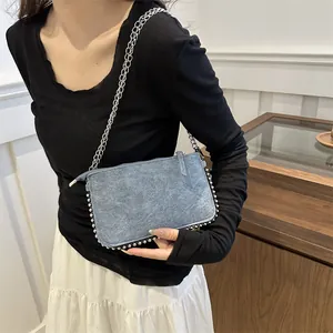 Blaue Umhängetasche aus Denim mit silbernem Perlenbesatz und Kettenriemen