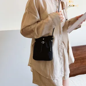 Minimalistische schwarze Canvas Umhängetasche mit Kordelzug für Damen im Alltag
