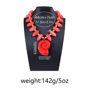 Détail du collier de perles rouges avec grand pendentif coquille, dimensions incluses
