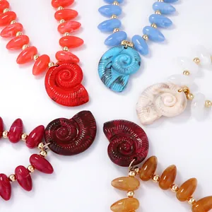 Colliers de style océan avec perles colorées et pendentifs en forme de coquillage