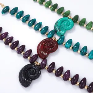 Collier bohème avec pendentif nautile et perles de résine en plusieurs couleurs