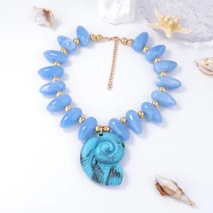 Gros plan d'un collier de perles bleues avec pendentif nautile et décor d'étoile de mer