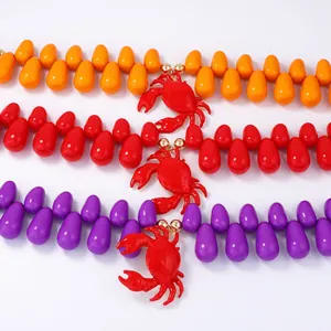 Collane di perline colorate con ciondoli a forma di granchio in arancione, rosso e viola