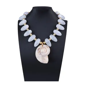 Vue détaillée du collier océanique avec perles bleues et pendentif en forme de conque