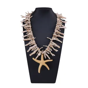 Détail du collier long style corail avec un grand pendentif étoile de mer jaune vif