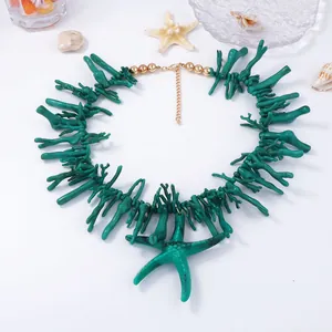 Vue détaillée du collier corail vert avec pendentif étoile de mer et fermoir doré