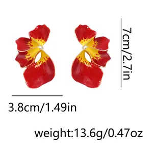 Dimensioni dettagliate degli orecchini a fiore in smalto sfumato rosso e giallo
