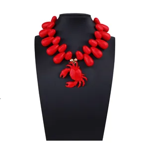 Collana con perline rosse e ciondolo a granchio per uno stile da vacanza al mare