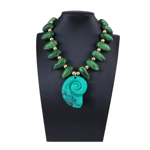 Détail du collier bohème avec pendentif conque verte et perles marbrées foncées