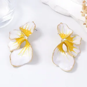 Orecchini a lobo a forma di fiore con petali gialli sfumati e bordi dorati